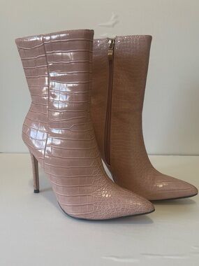 Fashion Nova Croc-Embossed Pointed Toe Ankle Boots - 7